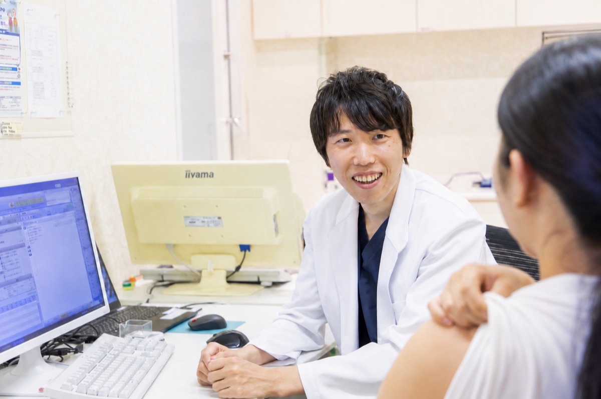 医師に予防接種について相談する患者